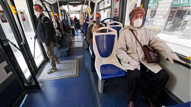 U Italiji maske više nisu obavezne u javnom prijevozu
