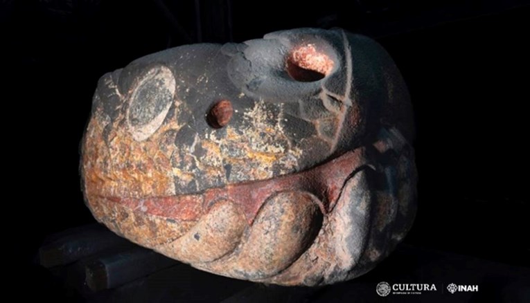 FOTO Potres u Meksiku razotkrio drevnu kamenu glavu divovske zmije  