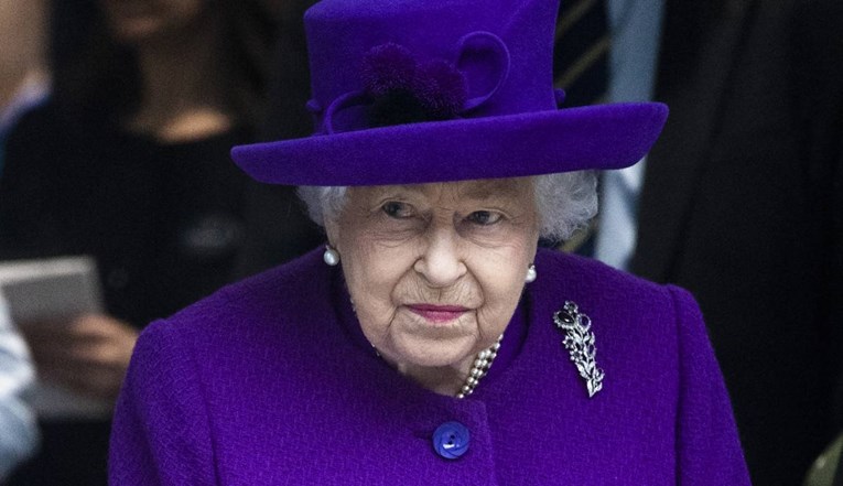 Kraljica Elizabeta: Cijepite se protiv covida-19, mislite na druge