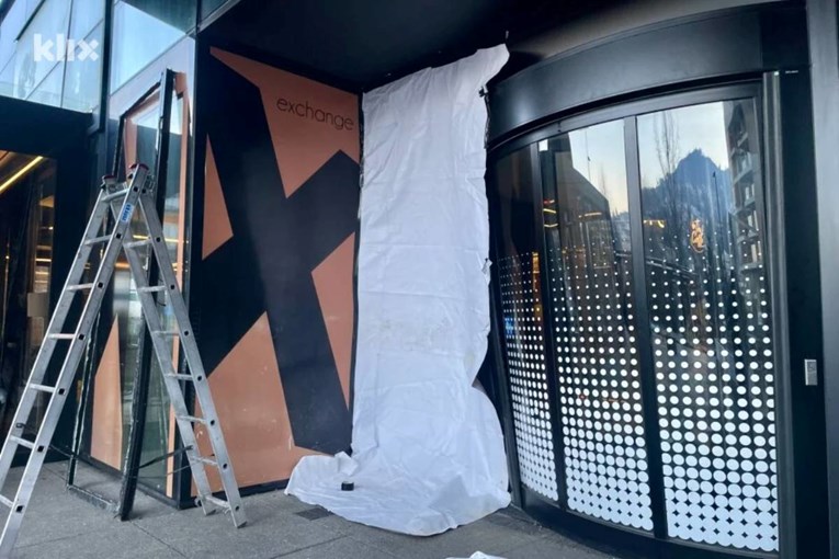 Autom se zabili u ulaz trgovačkog centra u Sarajevu pa pobjegli, a vozilo ostavili 