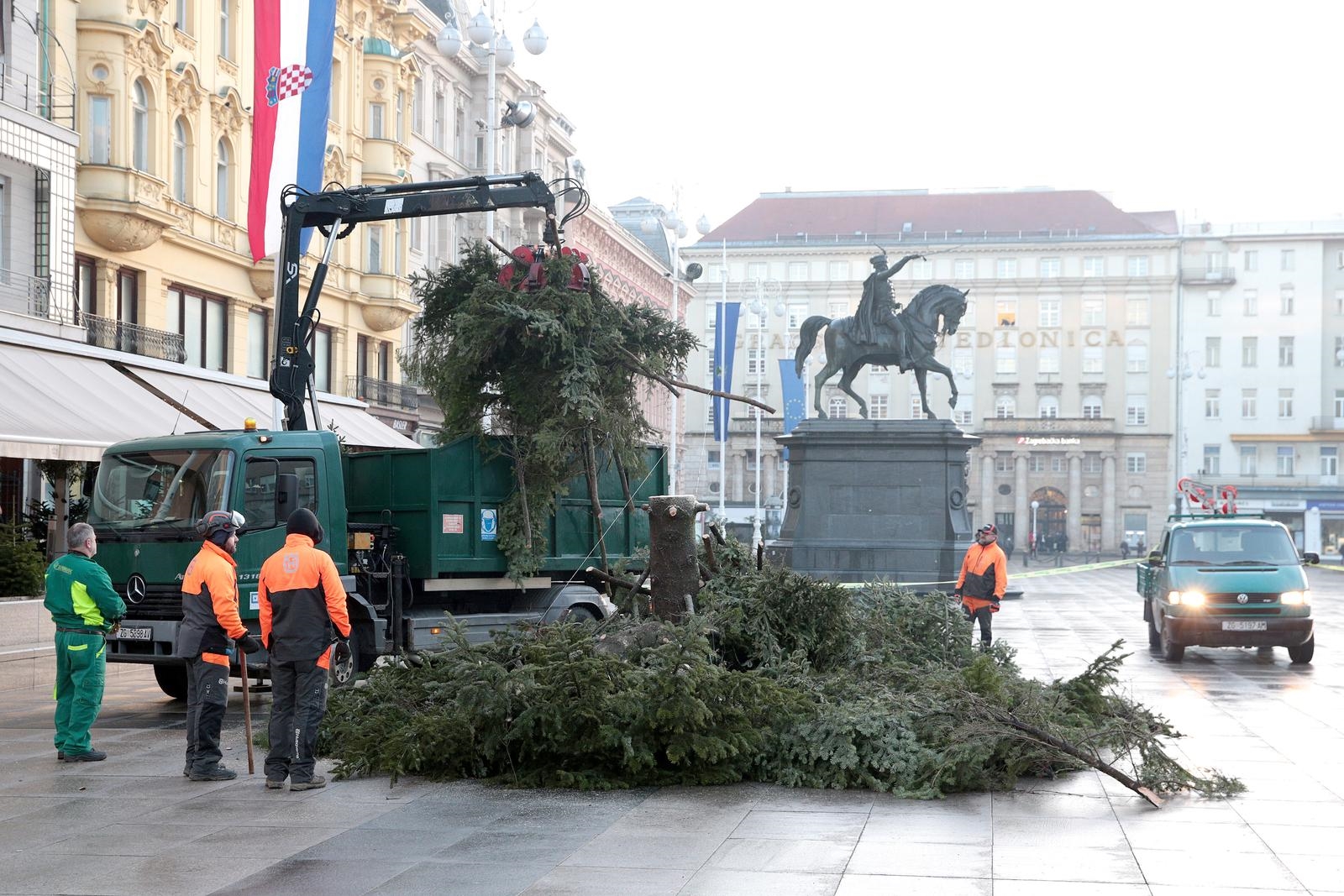 Uklonjen je bor s Trga bana Jelačića