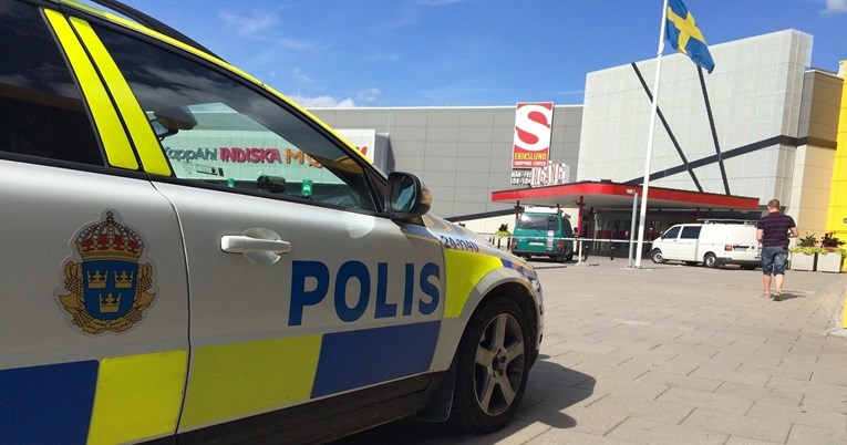 Dvoje ozlijeđenih u napadu u Švedskoj, napadač ubo ljude u trgovačkom centru