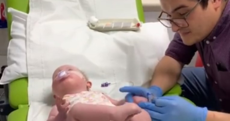 Liječnik pjevačkim umijećem umirio bebu pa postao viralni hit
