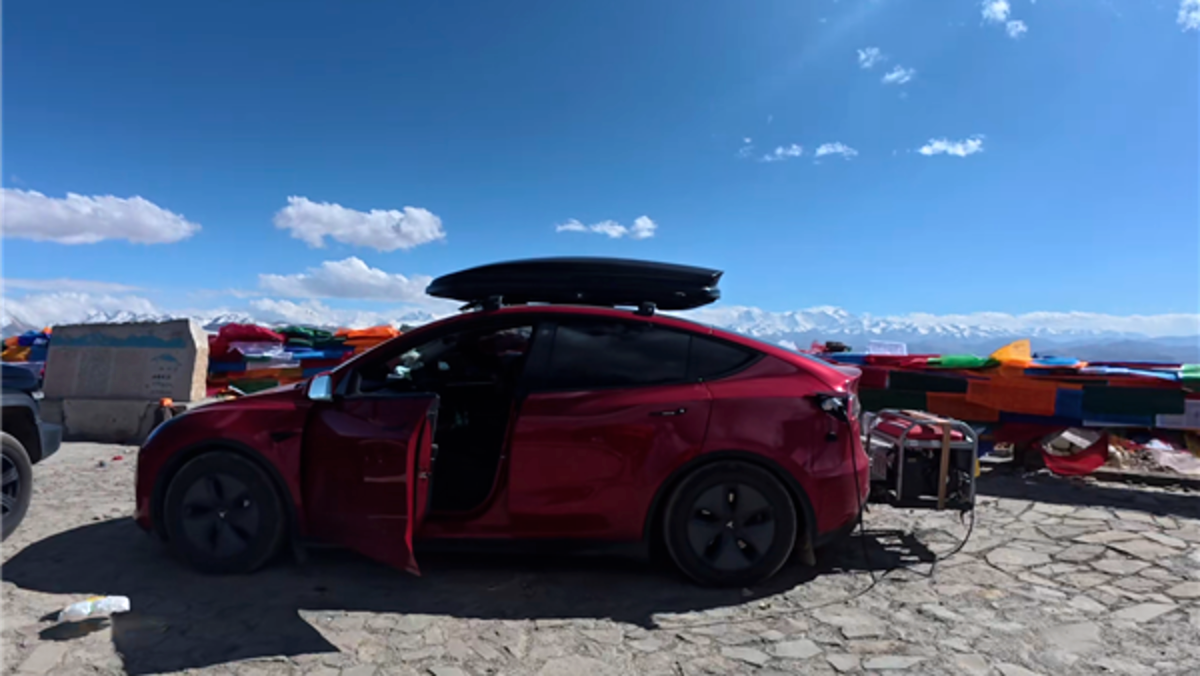 Tesla vozi (i) na benzin