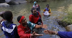 Devetero vjernika utopilo se na krštenju u rijeci u Južnoafričkoj Republici