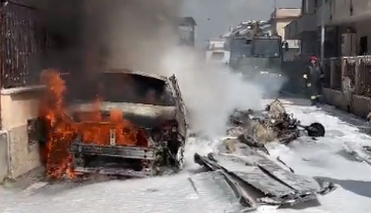 VIDEO Sudarili se vojni avioni kod Rima, jedan pao na ulicu. Poginula oba pilota