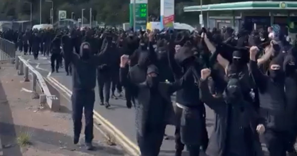 Stotine maskiranih muškaraca blokirale Dover zbog migranata. Kilometarske kolone