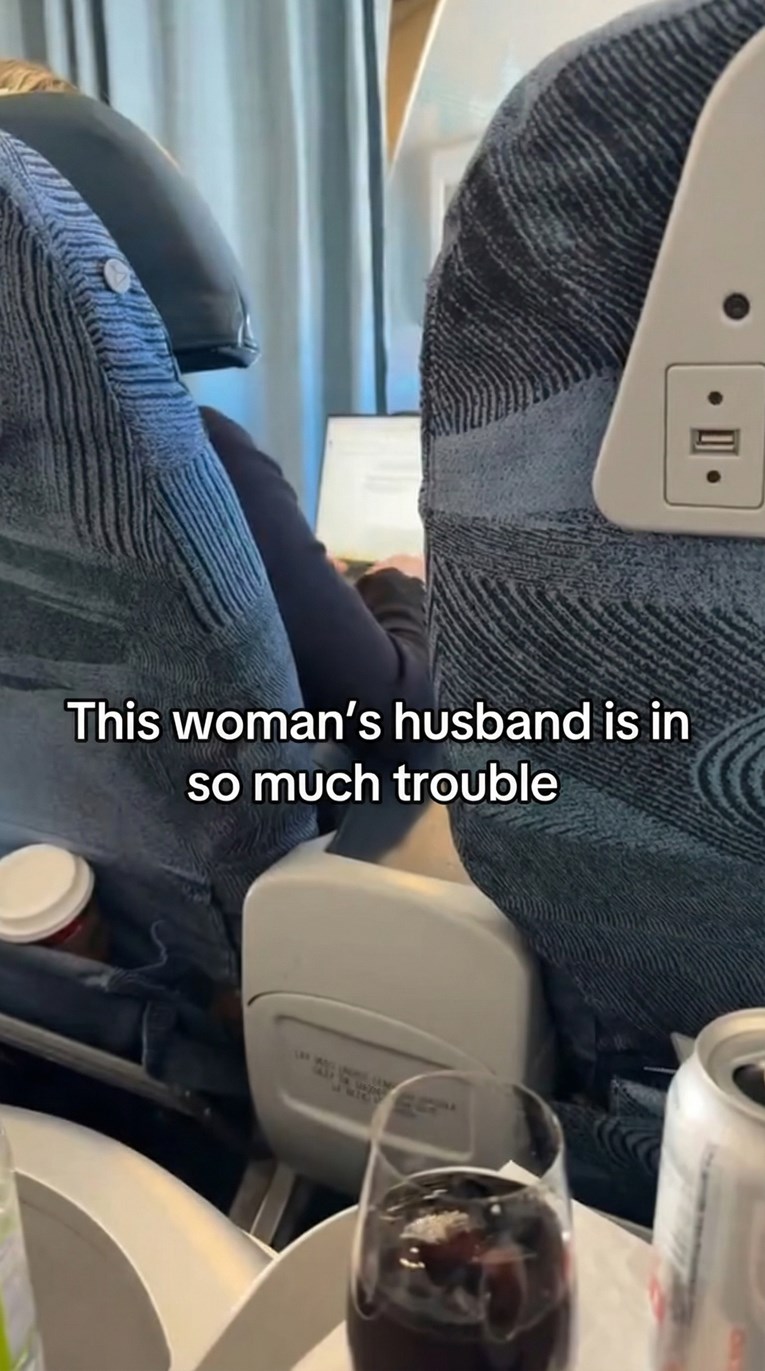 Primijetio što žena tipka u avionu pa se našalio: "Muž je u velikoj nevolji"
