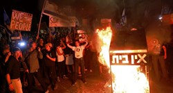 VIDEO Prosvjednici ispred doma Netanyahua. Traže njegovu ostavku, zapalili lomaču