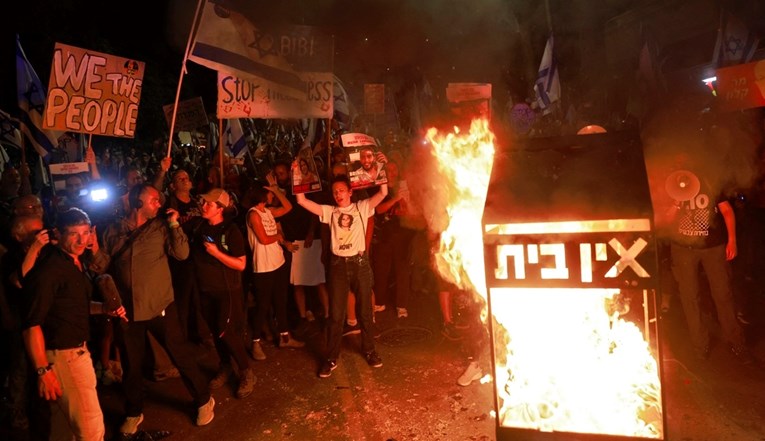 VIDEO Prosvjednici ispred doma Netanyahua. Traže njegovu ostavku, zapalili lomaču