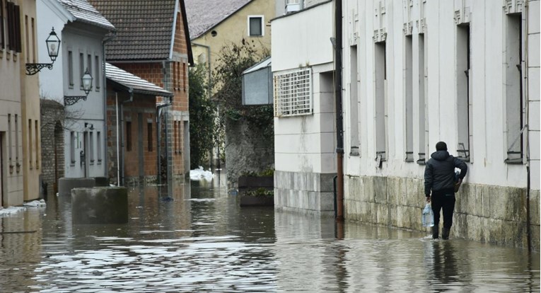 Rastu vodostaji Une i Save, Hrvatskoj Kostajnici prijeti poplava