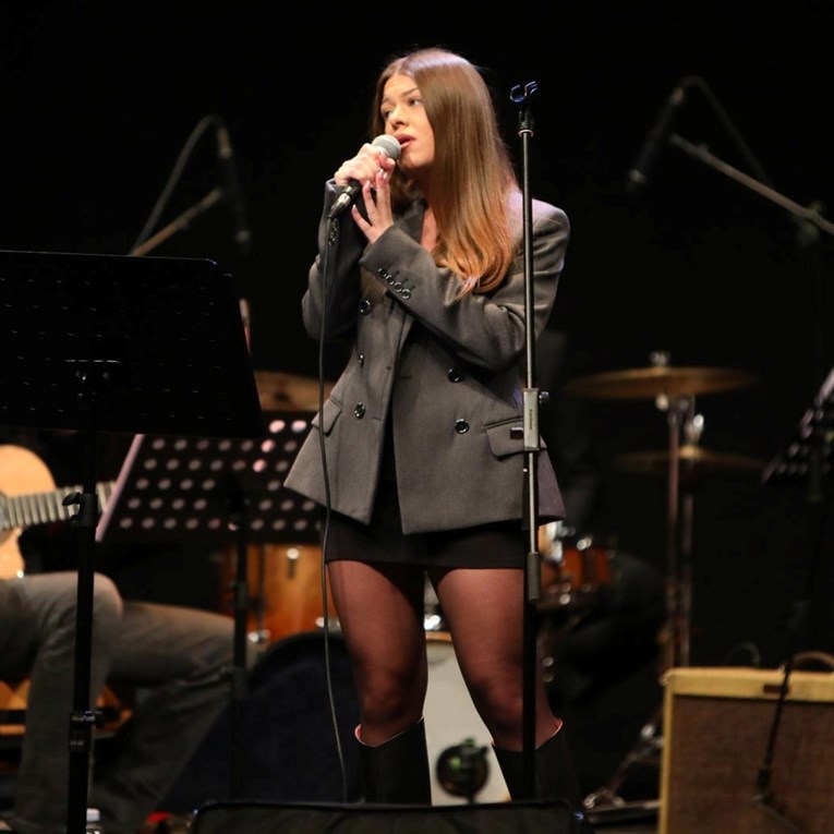 FOTO Unuka Arsena Dedića i Gabi Novak dirnula izvedbom na koncertu u djedovu čast