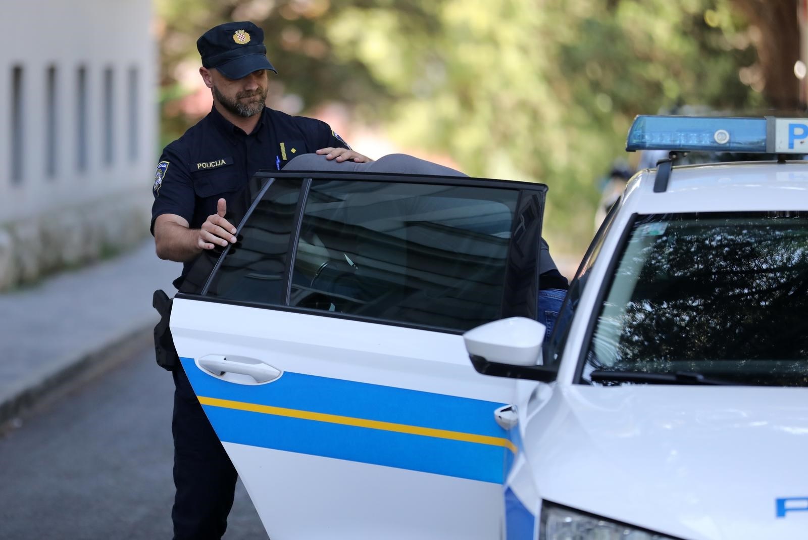 Tri Srbina divljala u Puli, vrijeđali policajce, oštetili im auto. Bit će protjerani