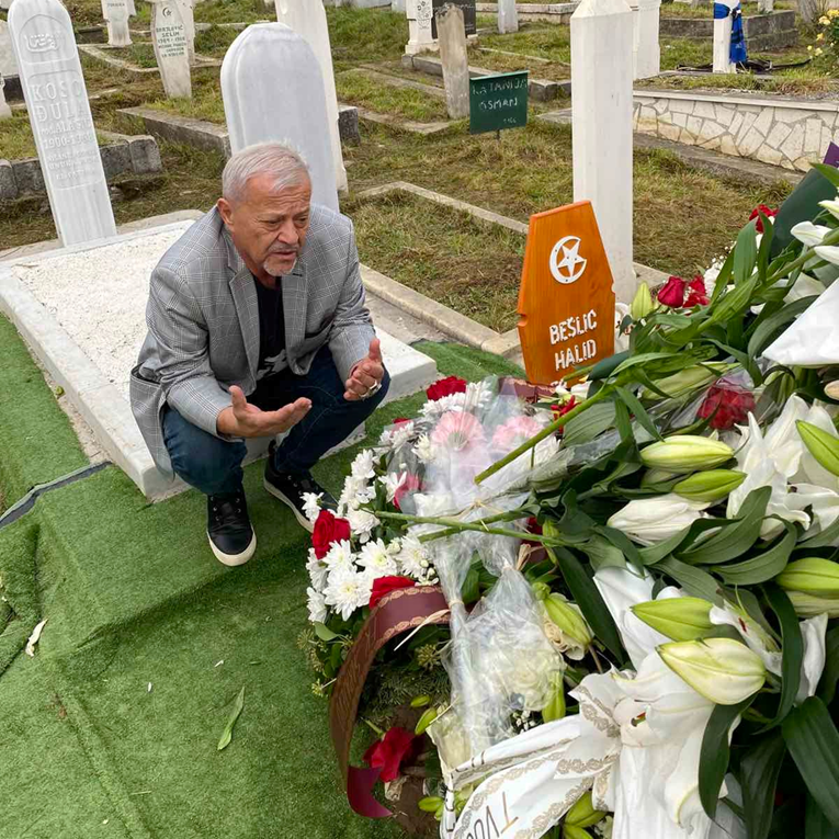 Hadžihafizbegović objavio fotografiju s Halidovog groba: "12 sati poslije dženaze"