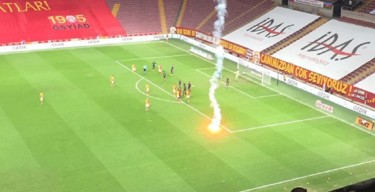 Najveći turski derbi prekinut zbog bakljade, a igrao se bez navijača