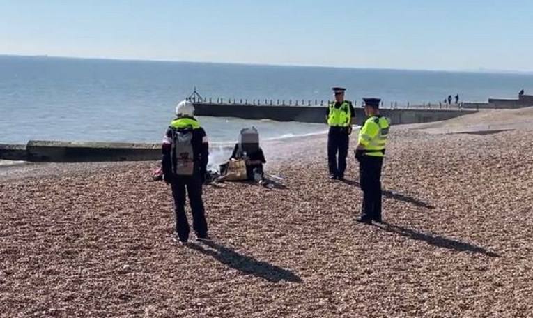 Policija ih molila da prestanu roštiljati na plaži, mnoge razbjesnio njihov odgovor
