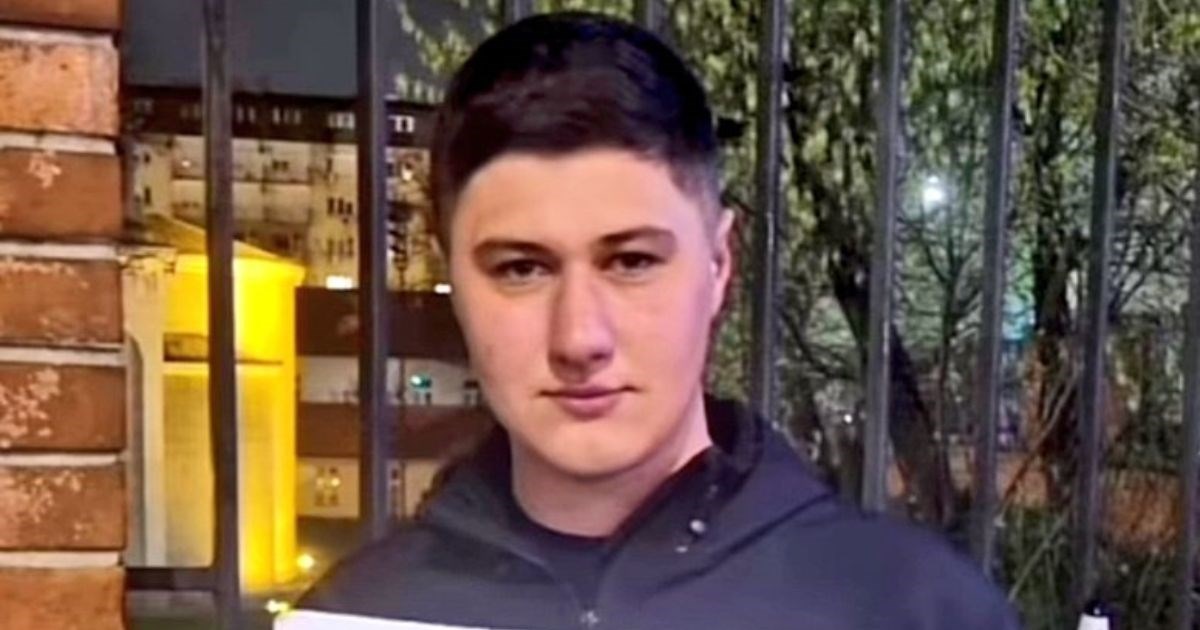 Dečko u Srbiji postao hit na X-u zbog natpisa na majici. Jasno je zašto