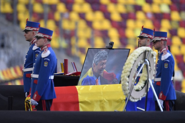 FOTO Izložen lijes Mircee Lucescua na Nacionalnoj areni u Bukureštu
