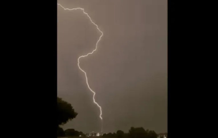 VIDEO Munja sinoć udarila u dimnjak toplane u Zagrebu. "Kuća mi se stresla"