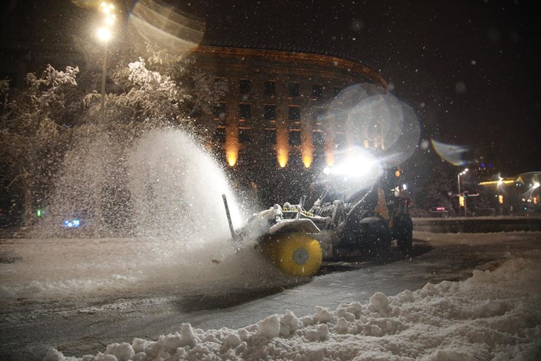 U Srbiji palo 25 cm snijega. Problemi u prometu, kasne letovi, tisuće bez struje