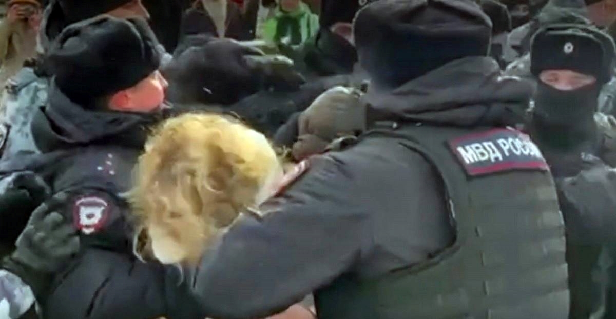 VIDEO Pogledajte kako interventna policija odvlači Ruse koji odaju počast Navalnom