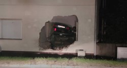 U Novoj Gradiški autom se zabio u kuću, probio zid i završio unutra. Poginuo vozač