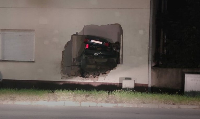U Novoj Gradiški autom se zabio u kuću, probio zid i završio unutra. Poginuo vozač