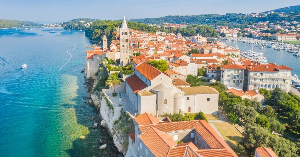 Jadranski "sretni" otok osvaja pješčanim plažama, starim uličicama i tišinom