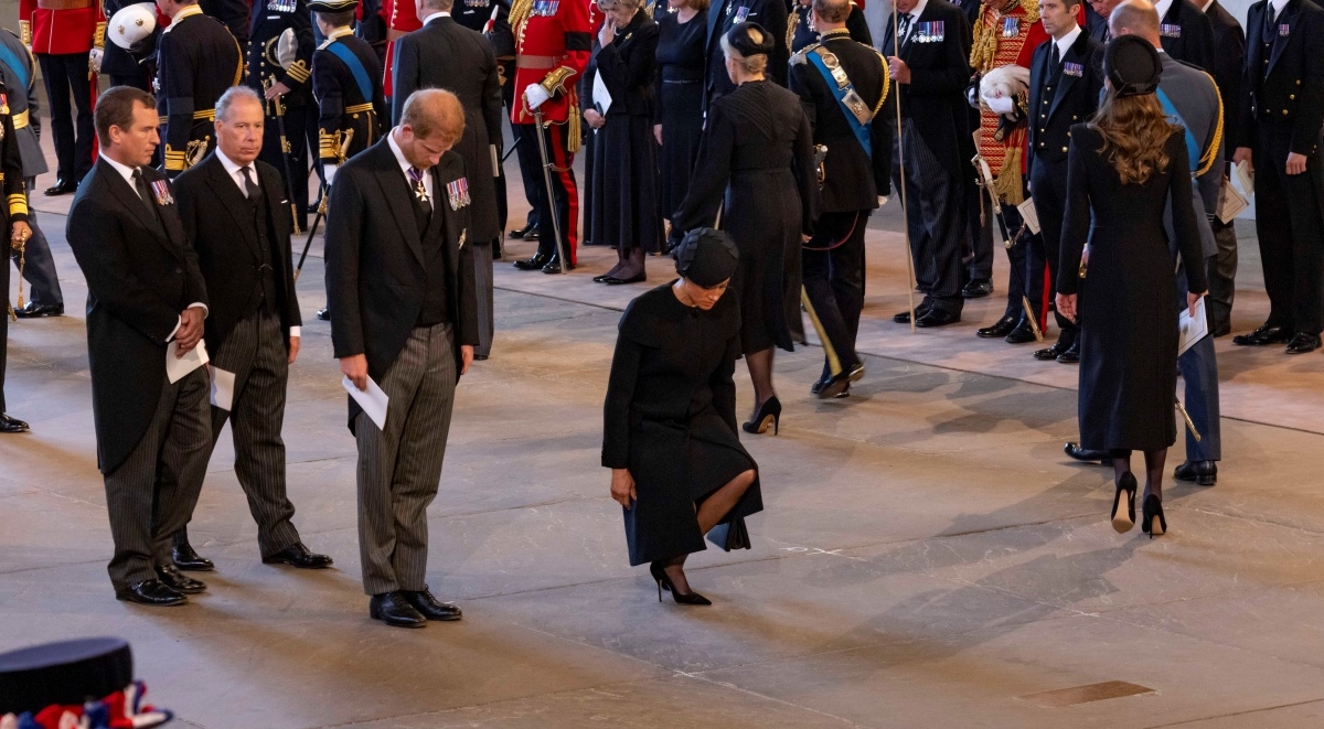 Twitter bruji o naklonu Meghan Markle kraljičinom lijesu