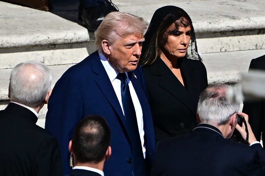 Donald i Melania Trump odali počast papi Franji, ona nosi crni čipkasti veo