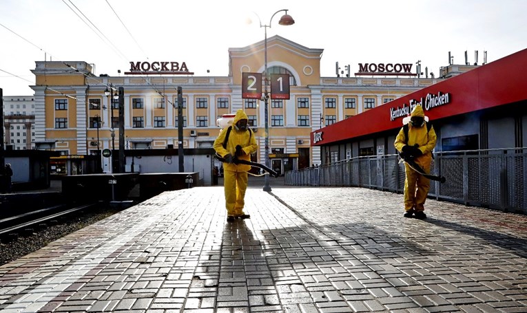 Moskva uvela lockdown. Gradom hodaju ljudi u zaštitnim odijelima, dezinficiraju ulice