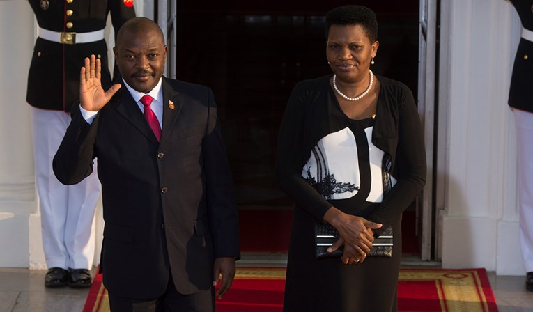 Prva dama Burundija ima koronu. Je li to pravi uzrok smrti predsjednika Burundije?