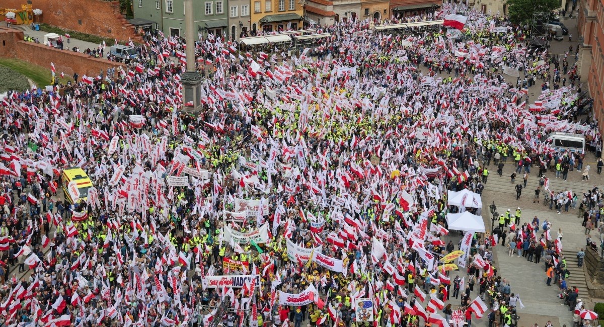 FOTO Veliki prosvjed poljoprivrednika i desničara u Poljskoj: Nek Bruxelles jede crve