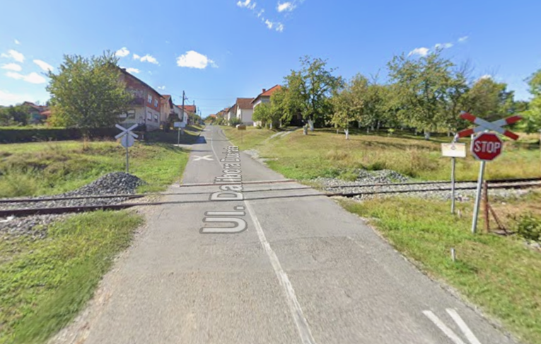 Sudar auta i vlaka kod Pakraca, jedna osoba ozlijeđena