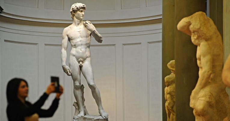 Ravnateljica škole otpuštena jer je učenicima pokazala Michelangelovu skulpturu