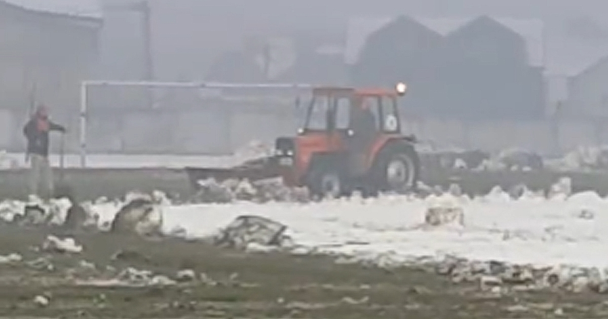 VIDEO Traktor uoči četvrtfinala kupa u BiH izorao teren, prepun je lokvi i blata