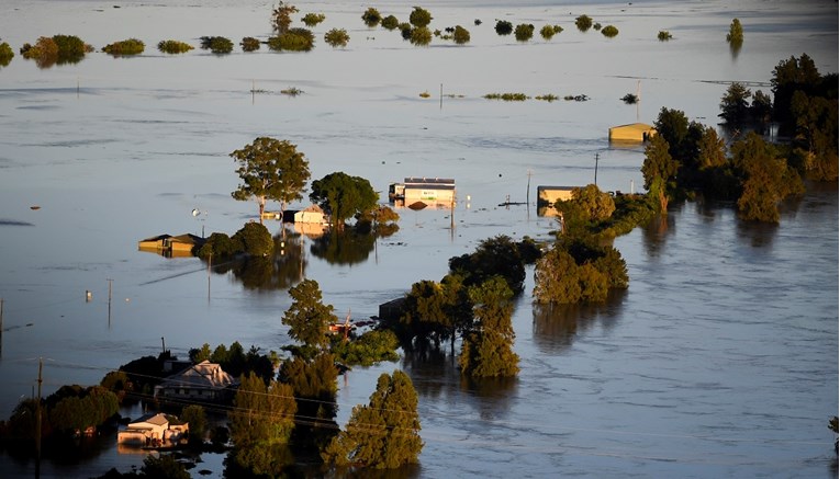 U poplavama u Australiji poginuo muškarac