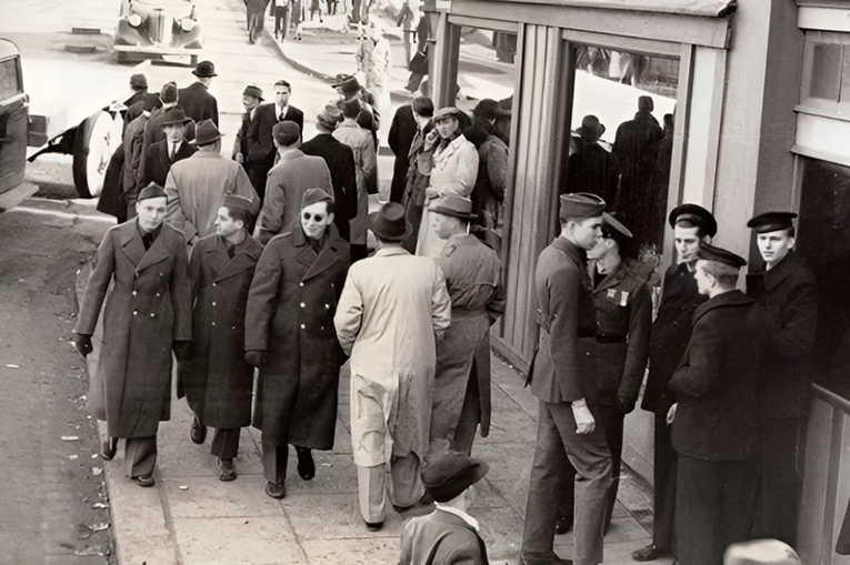 Fotografija iz 1943. zbunila ljude: "On stoji sam. Pogledajte što drži u ruci"