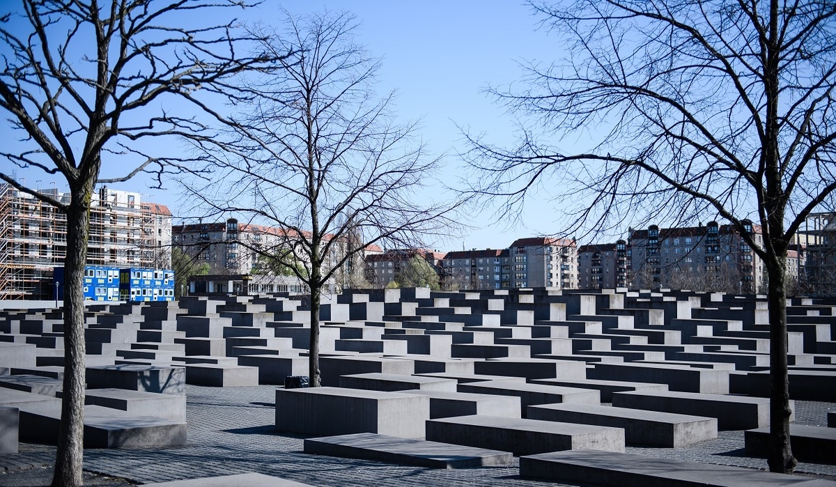 Autom se zabili u berlinski Memorijal Holokausta i bježali policiji. Uhićeni su