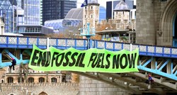 FOTO Klimatski aktivisti objesili natpis na londonski Tower Bridge, zatvoren promet