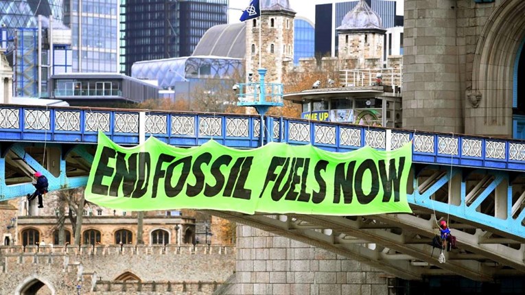 FOTO Klimatski aktivisti objesili natpis na londonski Tower Bridge, zatvoren promet