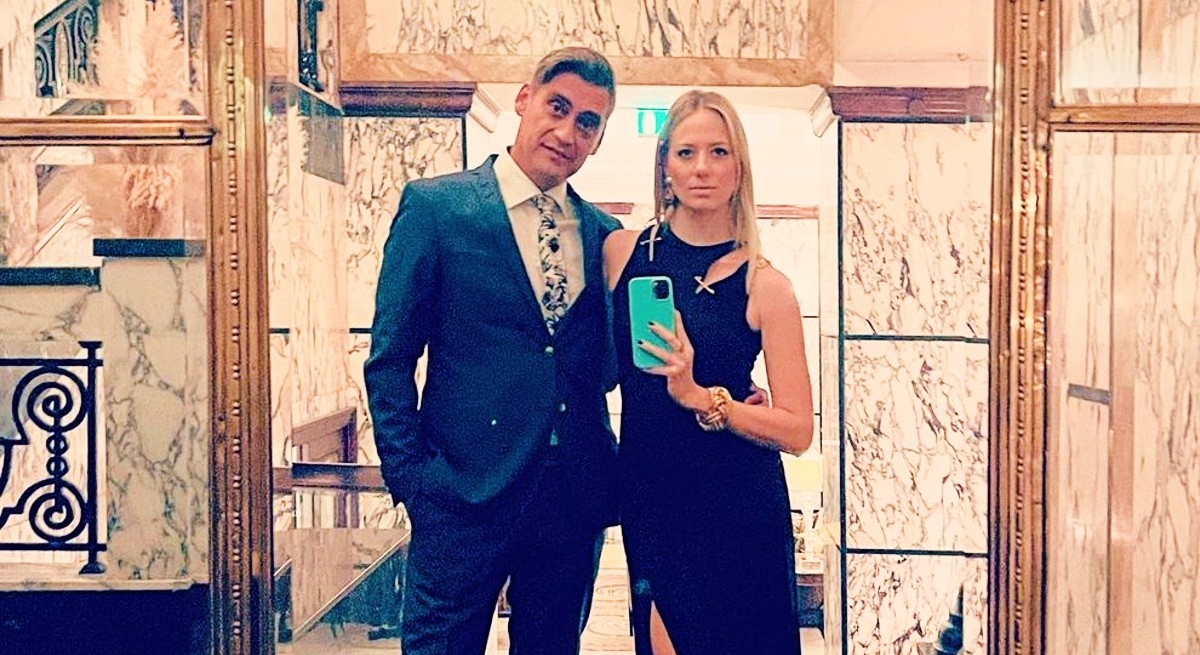Jelena Veljača objavila fotku na kojoj joj muž zakopčava haljinu u kazalištu