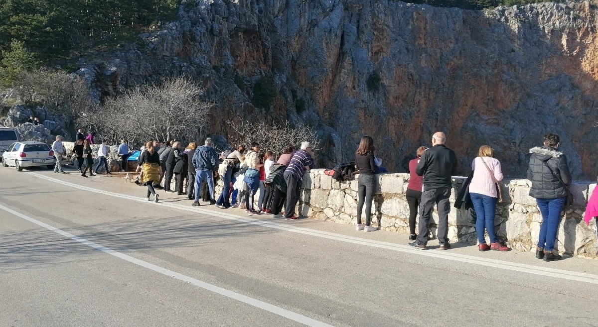 "Najduži šank u Hrvatskoj": Fotografija snimljena danas kod Imotskog nasmijala Fejs