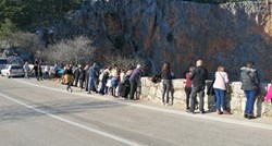 "Najduži šank u Hrvatskoj": Fotografija snimljena danas kod Imotskog nasmijala Fejs