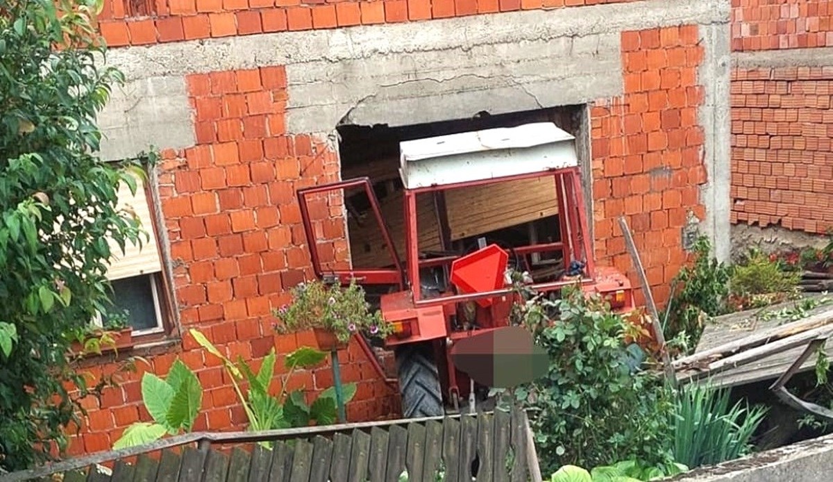 FOTO Traktorom se zabio u kuću kod Nove Gradiške