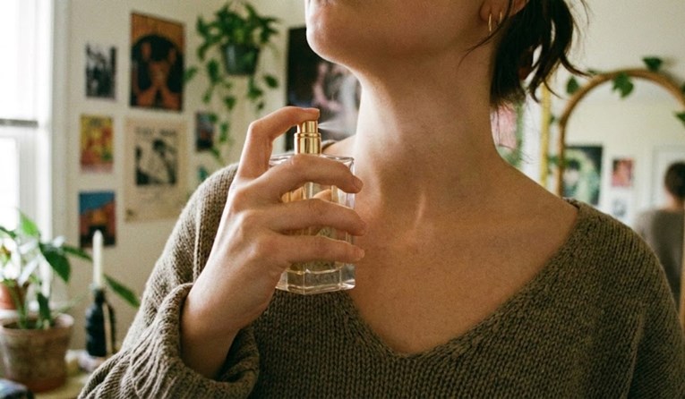 Parfem može trajati cijeli dan (i ne morate kupovati skuplje mirise). Evo kako
