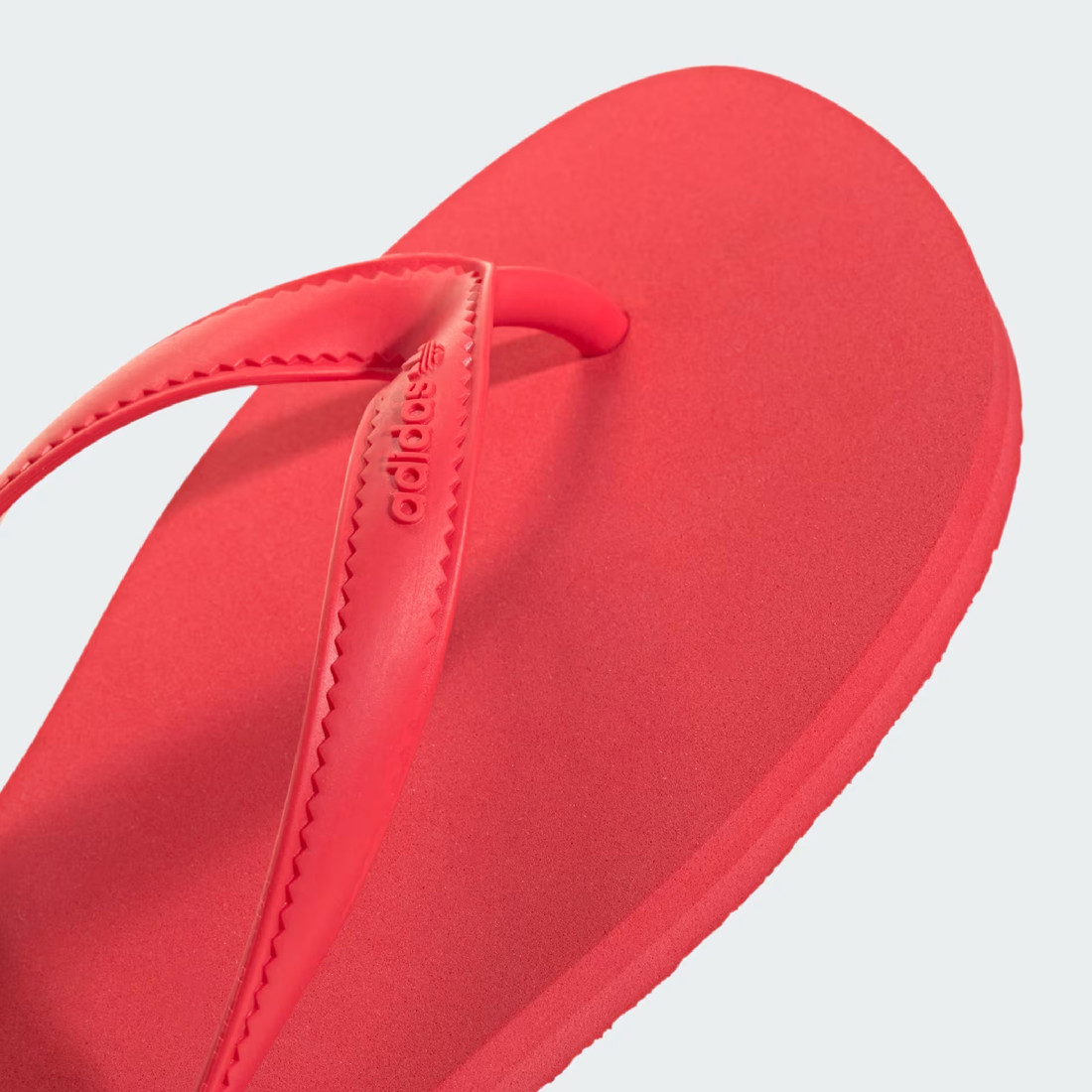 Adidas oživio kultne japanke iz 2010-ih. Dolaze u bojama sezone