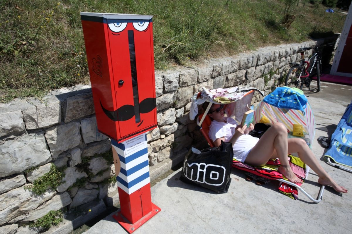 Kupači na Bačvicama besplatno mogu uzeti nešto što uljepšava ležanje na plaži