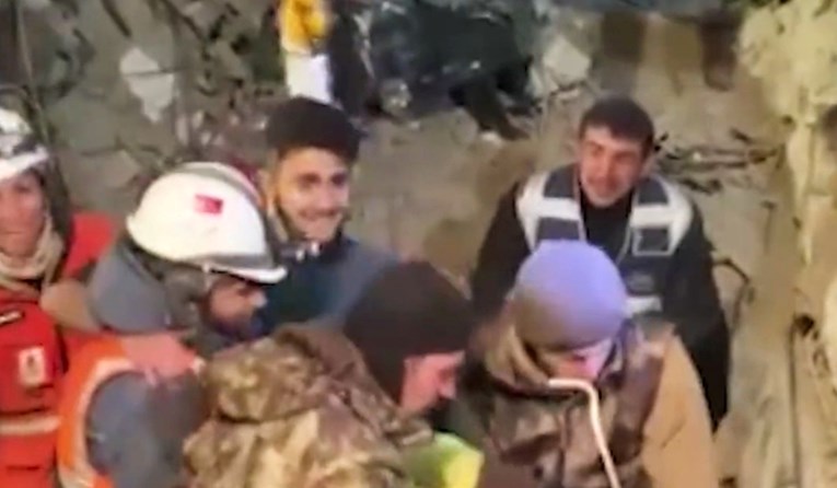 VIDEO Tinejdžer izvučen iz ruševina nakon četiri dana. "Pio sam urin, to me spasilo"