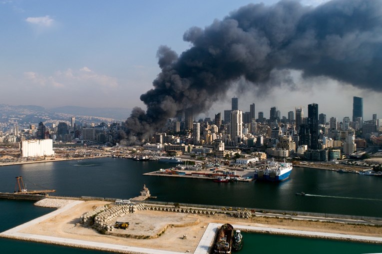 Oblak dima iznad bejrutske luke nije predstavljao opasnost za grad